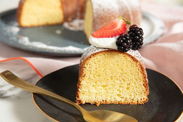 Side view of hot milk cake