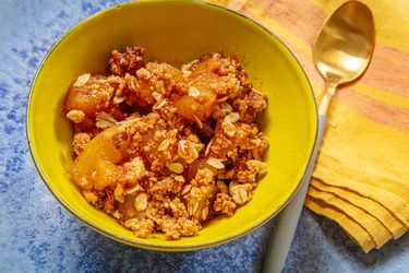 Overhead view of apple crisp