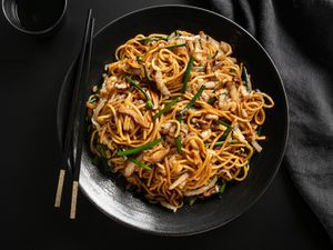 Lo Mein in a black bowl 