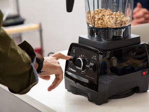 The vitamix Professional Series 750 processing peanuts