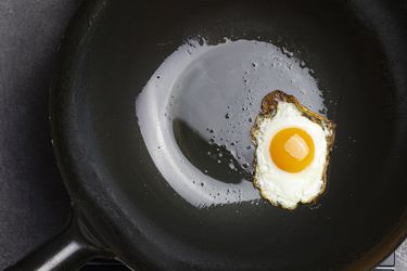 A fried egg in the Yosukata wok. 