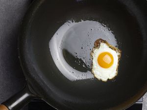 A fried egg in the Yosukata wok. 